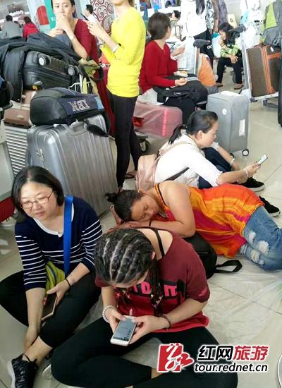 大量游客从巴厘岛转车而来，10余小时的奔波，累得席地而睡。