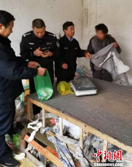 上海浦东警方助为看世博会流浪七年的曾广敏返乡。供图 申海