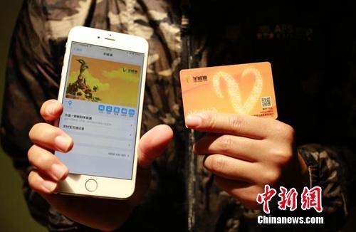 资料图:刷二维码就能乘公交,部分城市一卡通正在告别实体卡时代。