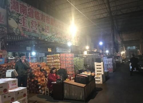 花果山水果市场内景。