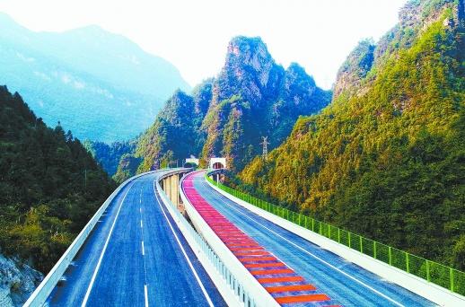  12月26日，张（张家界）桑（桑植）高速公路建设已基本完工，预计于本月31日正式通车。       湖南日报记者 李健 摄