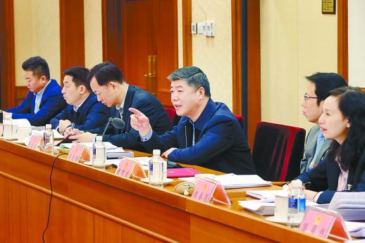 3月9日上午，石建辉代表（右三）在审查计划报告和预算报告时，就加大对中西部转移支付力度提出建议。湖南日报记者 罗新国 摄