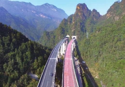 2017年12月31日,张(张家界)桑(桑植)高速公路建成通车。向韬 摄