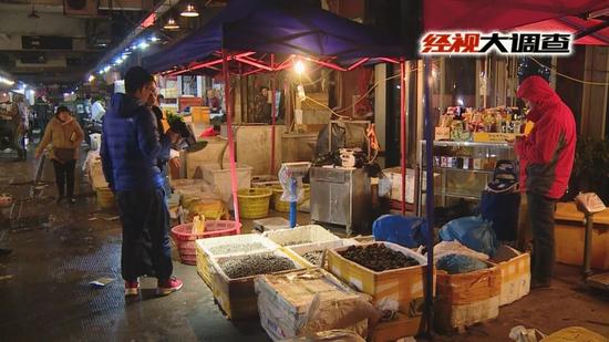 记者调查:海鲜市场内现工业碱泡制螺蛳肉