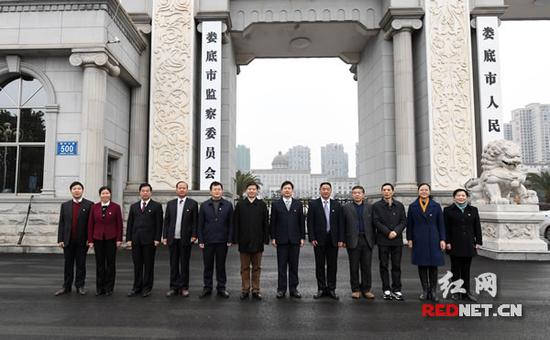 李荐国与娄底市监察委员会班子成员合影。