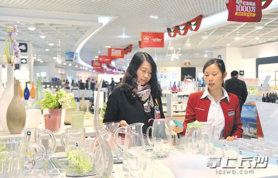 正在举行的长沙第十届“福满星城”购物消费节,政府送福利、商家齐让利、百姓得实惠,成为“长沙消费”的一块金字招牌。 长沙晚报记者邹麟摄