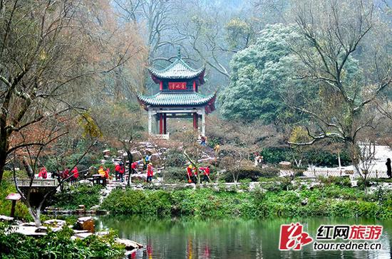 长沙岳麓山，工作人员正在对游道积雪进行清理。稀里马哈 摄