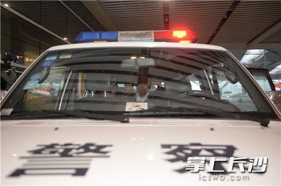 今日下午,潜逃在外隐姓埋名长达20年之久的犯罪嫌疑人严某锋被长沙市公安局刑侦支队和天心分局民警从广东省肇庆市押解回长沙。至此,长沙天心区“1997.5.15”致两人死亡命案成功告破。均为长沙晚报记者 余劭劼 摄