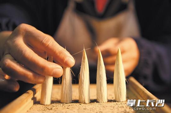 晾笔头这是经过齐毛裁切后,放在草木灰上待干的笔头。
