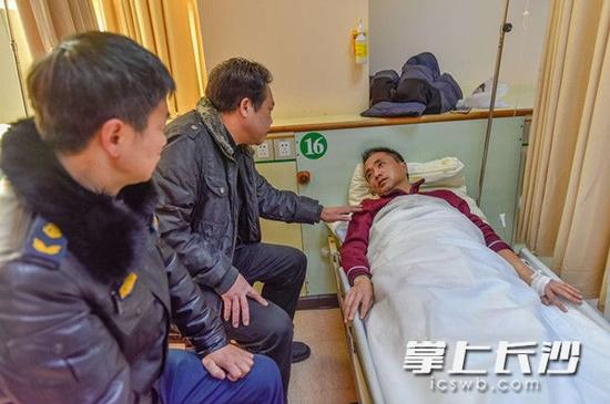 31日下午,长沙旺旺医院,长沙市交通局负责人正看望慰问被打伤的执法工作人员。 长沙晚报记者 陈飞 摄