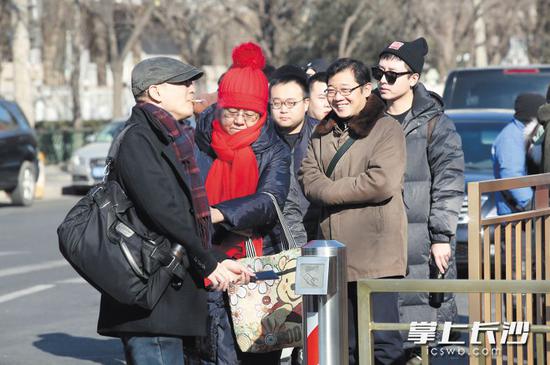 大兵:“你们彩排时守了我那么久,也没猜到我表演什么节目。今晚就知道了。”(设计台词) CFP供图