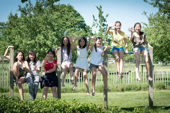 8名女孩为寻亲生父母拍下这张合影