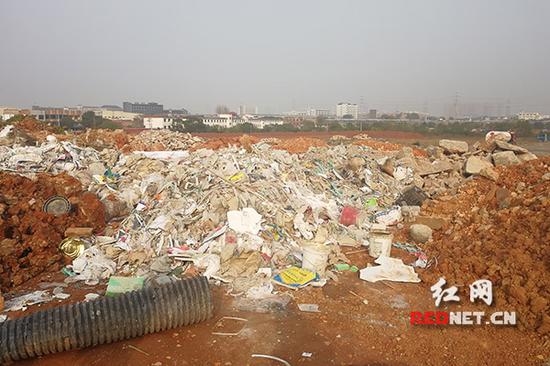 远大路丁家岭附近的工地上堆满了垃圾。