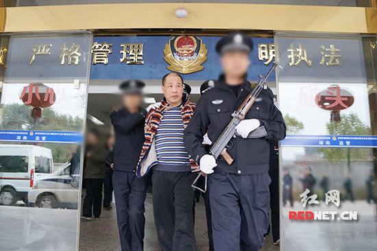 罪犯刘海朋被押赴刑场。