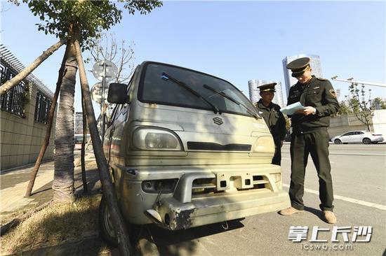 今日,岳麓区城管联合交警部门开展专项执法行动,以梅溪湖片区为重点,对辖区内占道“僵尸车”进行集中清理。均为长沙晚报记者 黄启晴 摄