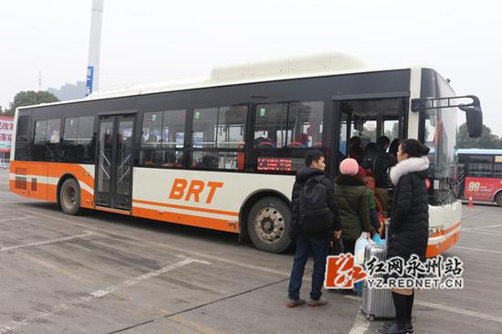 乘客有序上车，体验快速公交新变化。