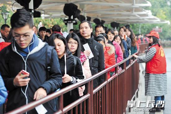 橘子洲景区橘洲客栈返程点,等候观光车的众多旅客有序排成了长队。