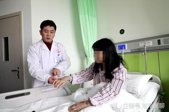 (专家查看董女士情况)