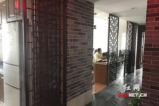 长沙融科紫檀多名业主向红网投诉,小区内“住改商”情况普遍,严重影响居民生活。图为居民楼内的办公场所。