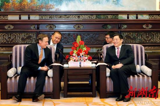 今天下午,省委书记、省人大常委会主任杜家毫,省委副书记、省长许达哲会见了伟创力集团首席执行官迈克尔·迈克纳曼一行。湖南日报记者 罗新国 摄