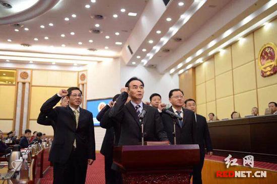 1月30日下午,湖南省监委副主任、委员向宪法宣誓。