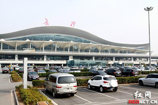 从2月14日零点起,长沙黄花国际机场停车场免费时间由原来的15分钟调整为30分钟。