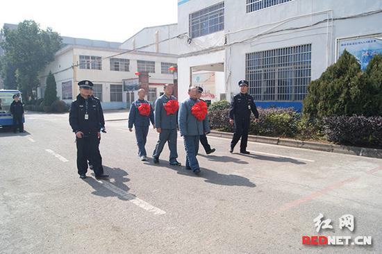 因积极改造数次减刑，郴州监狱三名服刑人员获准春节归家过年。