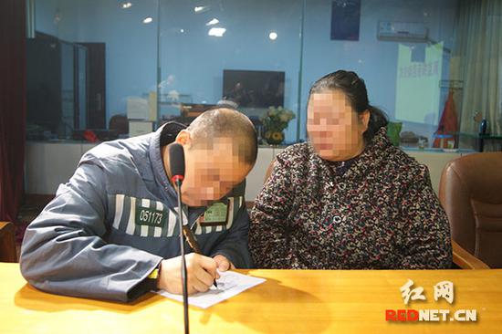 杨帆（化名）与母亲分别签订《离监探亲保证书》和《离监探亲担保书》。