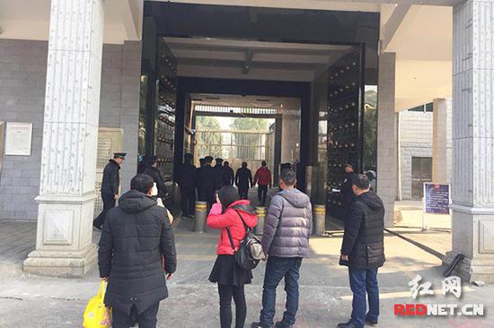看着杨帆走进监狱大门,姐姐偷偷地擦着眼泪。