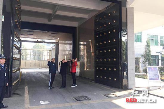 2月17日3时25分,杨帆、谢奇、王新(均为化名)齐齐赶到郴州监狱大门口,至此,郴州监狱三名服刑人员全部如期“归队”,标志着湖南监狱此次服刑人员离监探亲工作取得圆满成功。