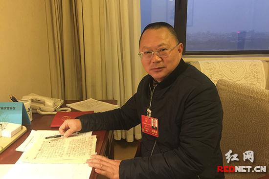 全国人大代表、湖南省邵阳神风动力制造有限责任公司工具分厂党支部书记、厂长刘小平。
