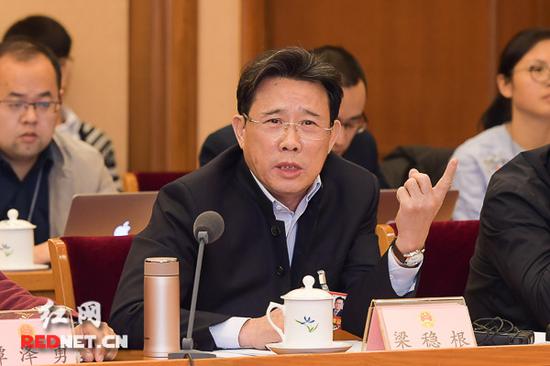 在湖南代表团小组讨论会的现场，全国人大代表梁稳根表示，中国制造业正面临着数字化转型的挑战。