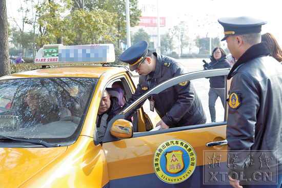 2月1日，执法队员在对出租车司机进行检查。（记者 罗韬 摄）