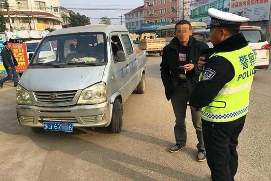 常德石门一男子无证驾驶套牌黑车 上路被拘留