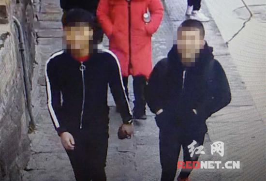 穿梭在古城寻找目标。(监控视频截图)