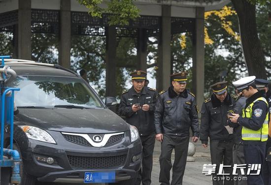 　12日上午，天心区城管执法人员与天心区交警大队民警联合执法，整治湘江风光带违停行为。