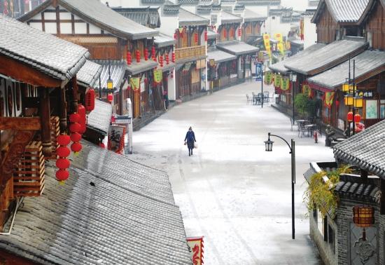 1月4日，常德河街，市民走在被白雪覆盖的地面上。图/陈自德