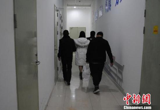 拖欠工人工资近34万元网上女逃犯在东莞被擒 本文图均为中新网图
