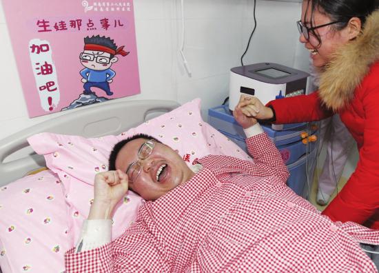 3月8日，湖南省第二人民医院，准爸爸正在体验分娩。图/记者 华剑