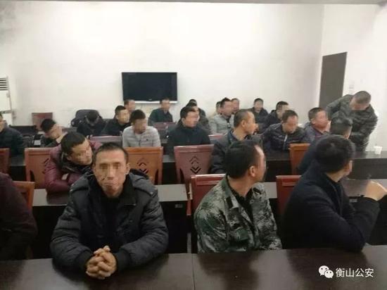 (抓获的32名涉赌人员)