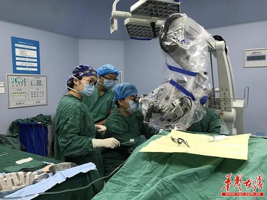 湖南省脑科医院神经外科手术中。
