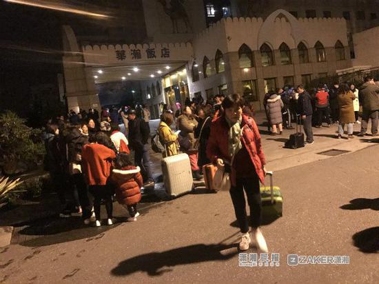 2 月 6 日晚上 23:50,湖南新康辉国旅领队周莎正准备关机睡觉,突然,地震了。