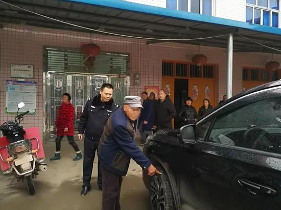 ▲赵某继指认现场。