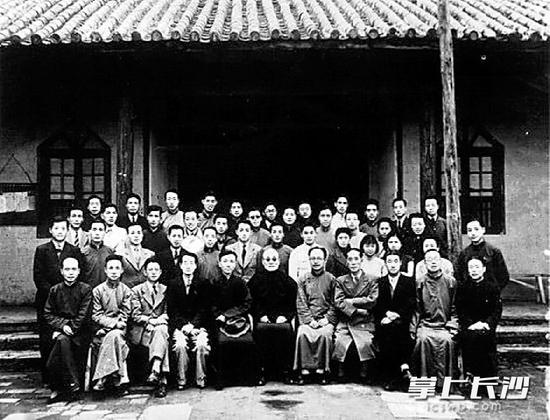 西南联大教师合照。