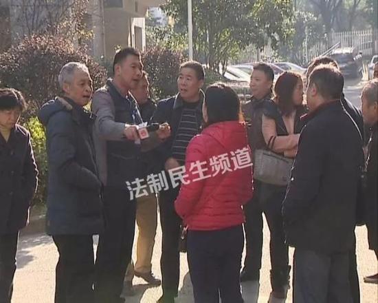 小区业委会余主任告诉和事佬