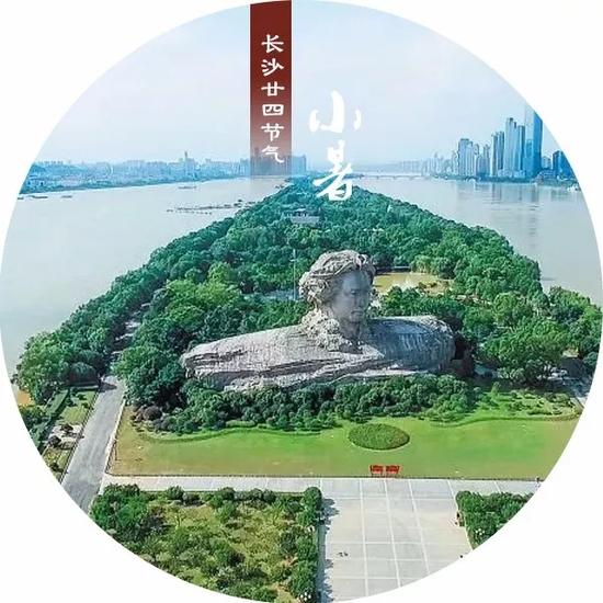 清洗一新的杜甫江阁前坪,