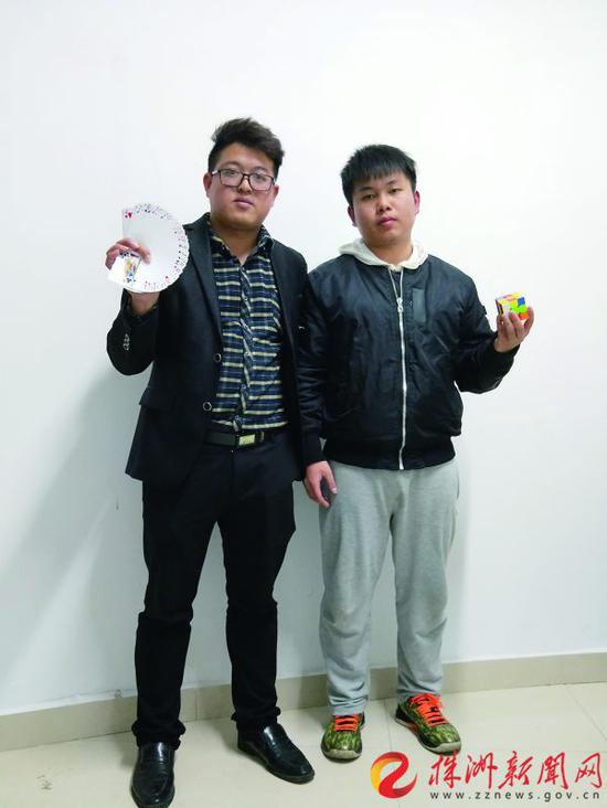 昨天下午,李俊池在老师周现主的陪同下接受了现场考验。图为表演后,李俊池(右)和老师合影(记者 何春林 摄)