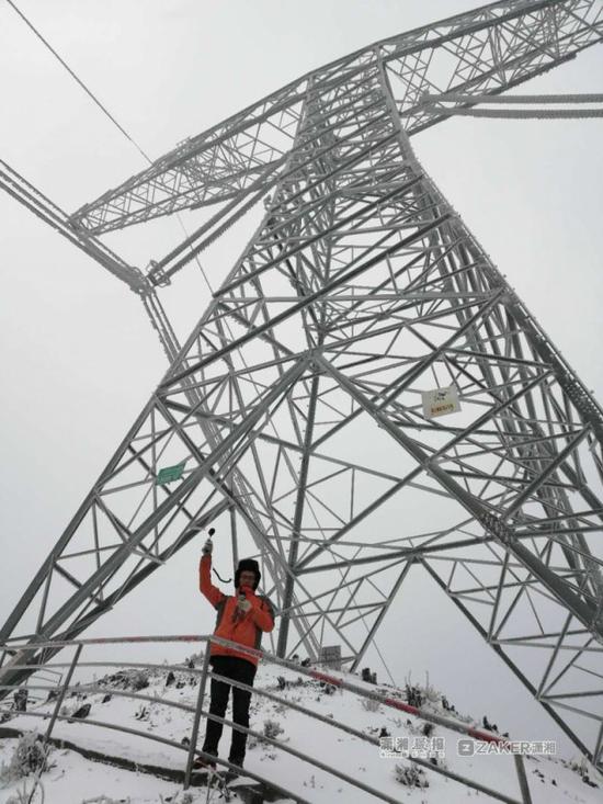 湖南电力巡查员24小时监测覆冰情况 确保线路