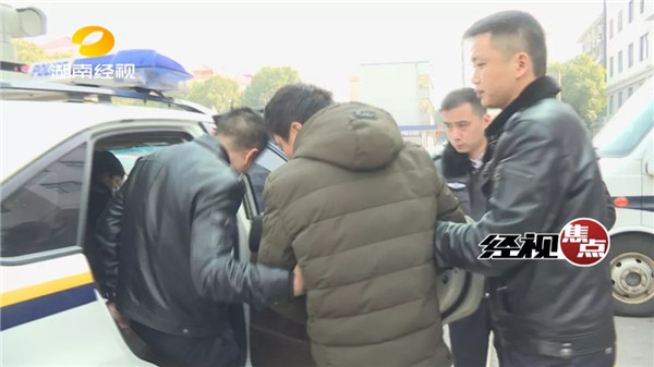 昨天上午，杭州警方赶到先锋派出所将涉案的张某带回杭州进行处理。