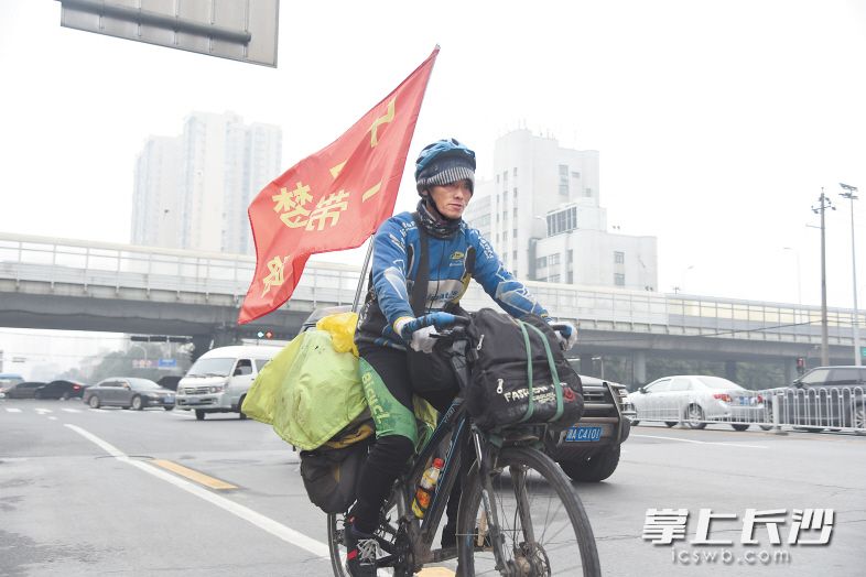 昨日，骑手刘宗宁从长沙骑行出发，准备前往香港、澳门和台湾。长沙晚报记者 刘琦 摄